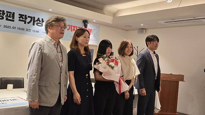 제5회 넥서스 경장편 작가상 시상식에서 수상자 신보라 작가(가운데) 등 참석자들이 기념촬영을 하고 있다.