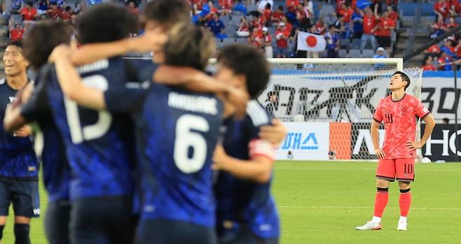 한국 축구대표팀 공격수 이동경이 15일 경기 용인 미르스타디움에서 열린 2025 동아시아축구연맹(EAFF) E-1 챔피언십에서 전반 8분 만에 일본에 실점한 뒤 아쉬워하고 있다. 연합뉴스