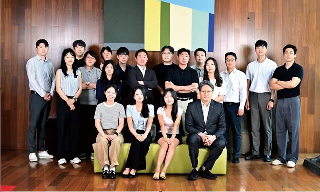 하나증권 황승택 리서치센터장(앞줄 왼쪽 넷째)과 리서치센터 애널리스트./김기남 기자
