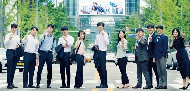 펀드매니저가 주목할 주니어 애널리스트로 추천한 톱10 애널리스트 12인. 왼쪽부터 박문현 KB증권, 이상준 NH투자증권, 한승연 NH투자증권, 김진석 미래에셋증권, 박수연 메리츠증권, 이의진 KB증권, 김지현 다올투자증권, 박종현 다올투자증권, 배성조 한화투자증권, 양승윤 유진투자증권, 이유진 유진투자증권 애널리스트. 사진 속 차량 번호(합성)는 '코스피 5000'을 향한 마음을 담았다. 사진=이승재 한경매거진&북 기자