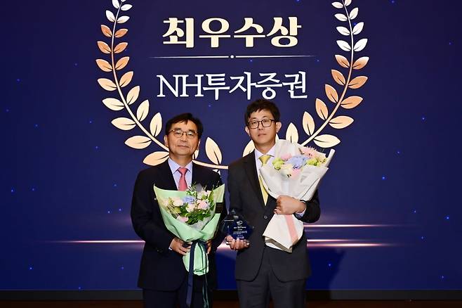 7월 15일 한국경제신문사에서 열린 한경비즈니스 주최 ‘2025년 상반기 베스트 증권사·애널리스트’ 시상식에서 ‘베스트 증권사 최우수상’을 수상한 NH투자증권 조수홍 리서치본부장(왼쪽 두 번째)과 하영춘 한경매거진&북 대표가 기념 촬영 하고 있다. 사진=이승재 한경매거진&북 기자