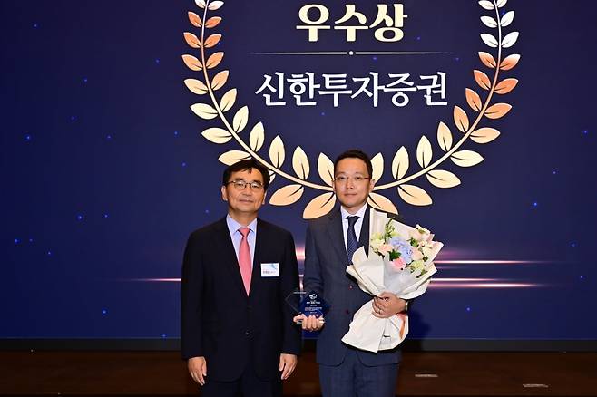 7월 15일 한국경제신문사에서 열린 한경비즈니스 주최 ‘2025년 상반기 베스트 증권사·애널리스트’ 시상식에서 ‘베스트 증권사 우수상’을 수상한 신한투자증권 이병화 리서치센터 기업분석부 부서장(왼쪽 두 번째)과 하영춘 한경매거진&북 대표가 기념 촬영 하고 있다. 사진=이승재 한경매거진&북 기자