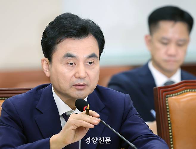 안규백 국방부 장관 후보자가 15일 국회 국방위원회 회의실에서 열린 인사청문회에서 질의에 답하고 있다. 박민규 선임기자