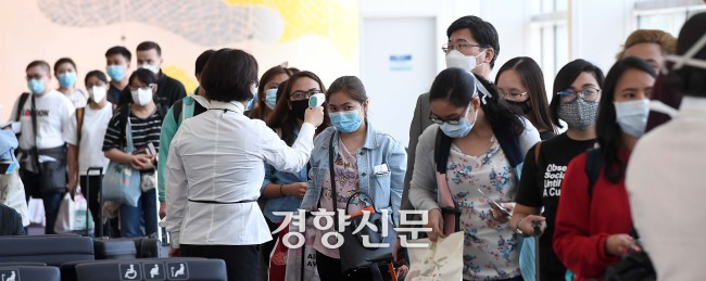 올해 국내 홍역 환자가 해외 유입 환자를 중심으로 늘었다. 사진은 코로나19 유행 시기 인천국제공항 여객터미널에서 마스크를 쓴 승객들이 비행기에 탑승하는 모습이다. 경향신문 자료사진