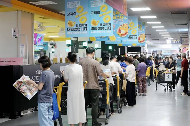 이마트 ‘초저가’ 상품을 구입하기 위해 고객들이 줄 지어 서 있다. 이마트 제공