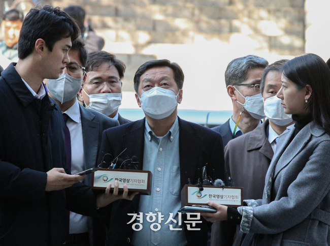 정진상 더불어민주당 대표실 정무조정실장이 2022년 11월18일 서울 서초구 서울중앙지방법원에서 열린 구속 전 피의자 심문(영장실질심사)에 출석하던 중 취재진의 질문에 생각에 잠겨 있다. 성동훈 기자