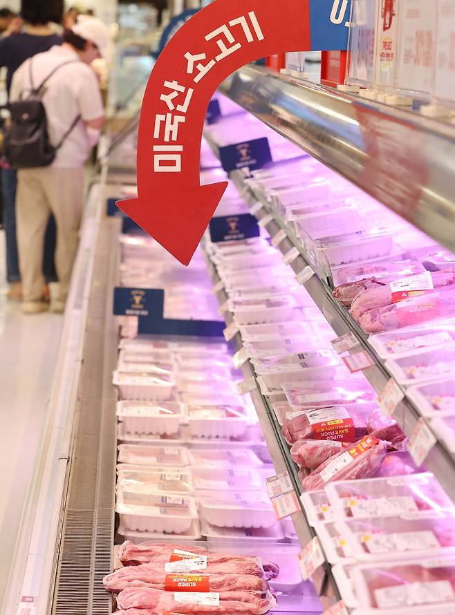 15일 서울 시내 한 대형마트에 미국산 소고기가 진열돼 있다. 미국은 한미 관세 협상 농산물 분야에서 30개월 이상 소고기 수입 제한 해제, 미국산 쌀 구입 할당 확대 등을 요구하는 것으로 알려져 농업인단체의 반발 움직임이 거세지고 있다. 연합뉴스