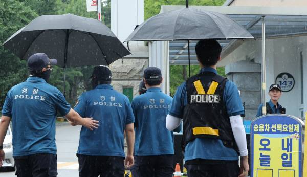 14일 내란특검이 소환 통보에 불응한 윤석열 전 대통령을 상대로 강제 구인을 시도했지만 무산됐다. 사진은 이날 윤 전 대통령이 수감된 서울구치소 앞에 경찰이 배치돼 있는 모습. 연합뉴스