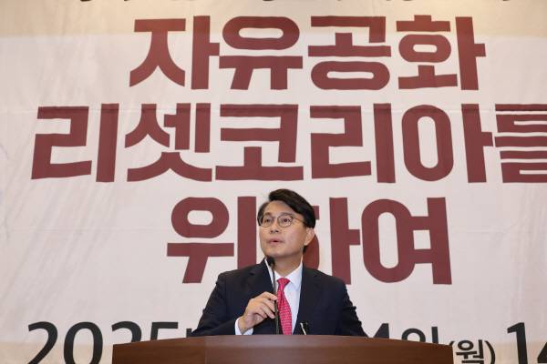 14일 서울 여의도 국회박물관에서 열린 긴급토론회 ‘무엇을 할 것인가?, 자유공화 리셋코리아를 위하여’에서 국민의힘 윤상현 의원이 발언하고 있다. 연합뉴스