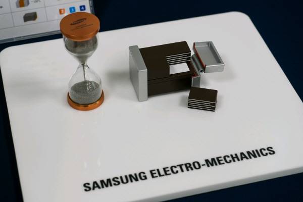 삼성전기가 인공지능(AI) 서버, 전장(차량용 전기·전자장비) 등 소위 ‘더블에이 (AA)’ 시장을 겨냥해 적층세라믹커패시터(MLCC) 사업 포트폴리오 확대를 가속한다고 15일 밝혔다. 사진은 삼성전기 MLCC 제품. 삼성전기 제공