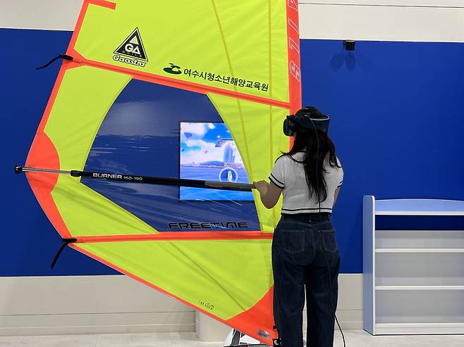 A student tries virtual reality yachting during a learncation course at Chonnam National University’s Yeosu Campus. [CHONNAM NATIONAL UNIVERSITY]