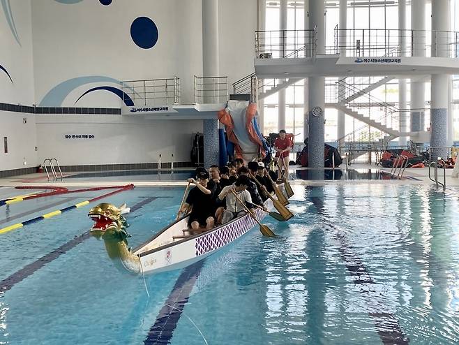 Students ride a dragon boat during a learncation course at Chonnam National University’s Yeosu Campus. [CHONNAM NATIONAL UNIVERSITY]