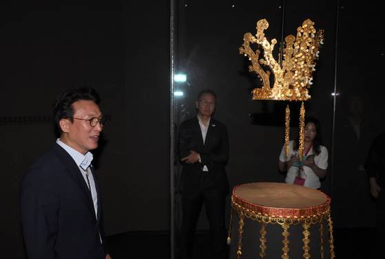 Prime Minister Kim Min-seok visits Gyeongju National Museum during a visit to the city in North Gyeongsang on July 11 to check the preparations for the upcoming APEC summit. [YONHAP]