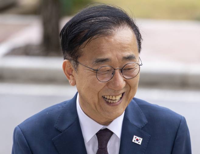 김윤덕 국토교통부 장관 후보자가 15일 정부과천청사에 마련된 인사청문회 준비 사무실로 첫 출근하다 취재진과 만나 인터뷰하고 있다. 연합뉴스