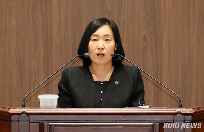 충남도의회 신순옥 의원이 15일 열린 제360회 임시회 제1차 본회의에서 5분 발언에 나서고 있다.