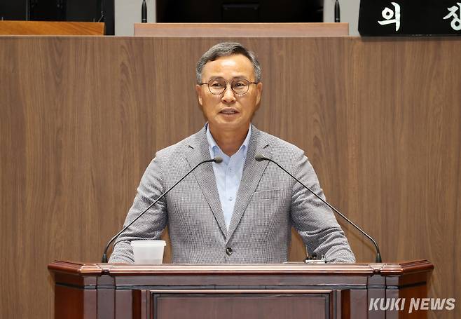 충남도의회 윤희신 의원이 15일 열린 제360회 임시회 제1차 본회의에서 5분 발언에 나서고 있다.