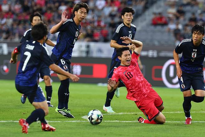 15일 경기도 용인미르스타디움에서 열린 2025년 동아시아축구연맹(EAFF) E-1 챔피언십(동아시안컵) 남자부 최종 3차전 한국과 일본의 경기에서 한국 이동경이 드리블 돌파 중 파울 당하고 있다. 연합뉴스 제공
