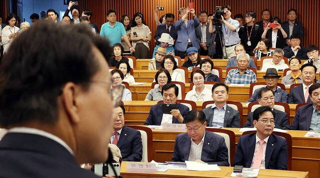 14일 서울 여의도 국회박물관에서 열린 긴급토론회 '무엇을 할 것인가?, 자유공화 리셋코리아를 위하여'에서 국민의힘 송언석 비상대책위원장 겸 원내대표가 윤상현 의원의 발언을 듣고 있다.  연합뉴스