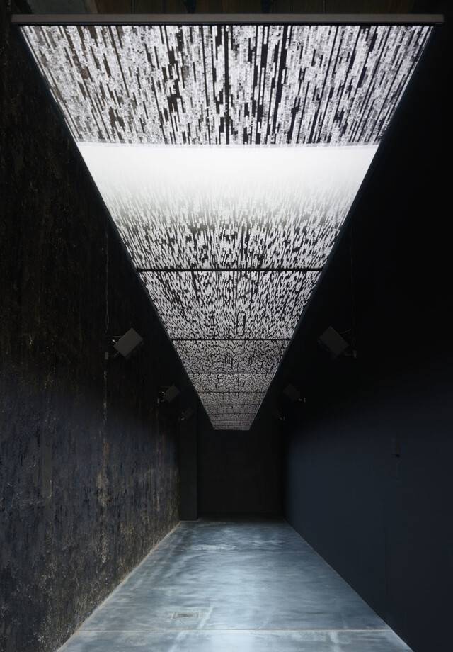 세계적인 사운드 아티스트 료지 이케다의 신작 ‘데이터.플럭스[nｏ2]’. 국립아시아문화전당 복합전시 3·4관에서 12월 28일까지 만나볼 수 있다. 국립아시아문화전당 제공