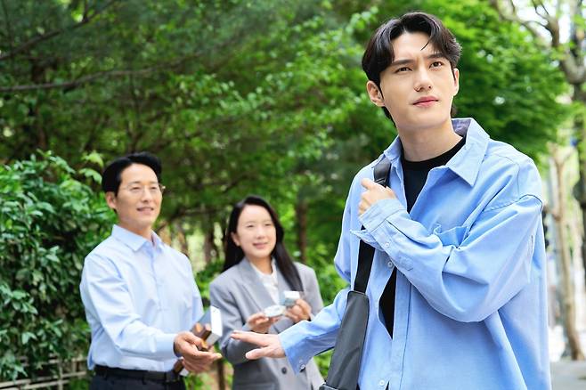 한 청년이 성경책과 십자가를 들고 전도하는 이들을 거절하고 있다. 게티이미지뱅크