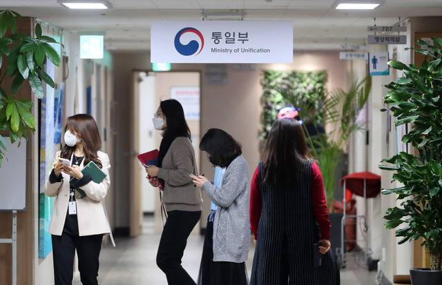 통일부가 북한 인권 문제를 다루는 ‘인권인도실’을 축소 및 개편하는 방안을 유력하게 검토 중인 것으로 15일 알려졌다. 사진은 지난 2022년 서울 종로구 정부서울청사 통일부의 모습. 뉴시스