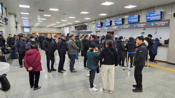 인천항연안여객터미널 매표소에 배표를 사려는 시민들이 줄지어 서 있는 모습. 옹진군제공