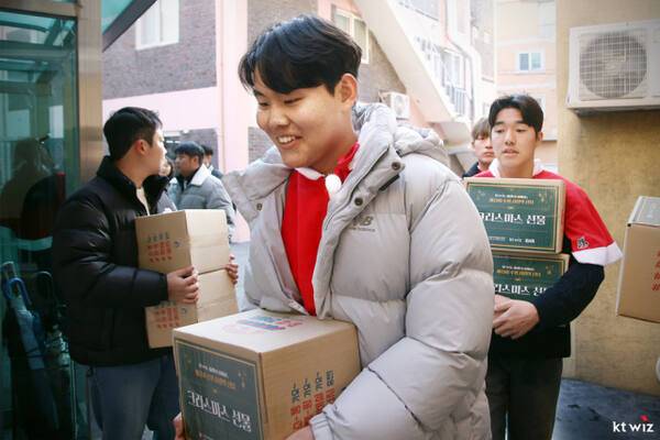 지난해 12월 kt위즈 소형준 선수가 사랑의 산타가 되어 방한용품을 배달하고 있다. 수원시 제공