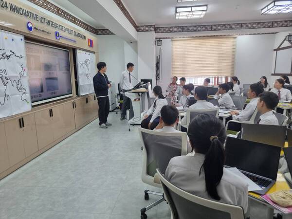 몽골의 학생들이 AI를 활용한 만화를 만들기 앞서 기후위기에 관한 수업을 듣고 있다. 인천시교육청 제공