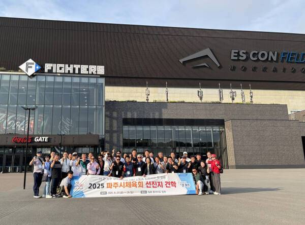 김종훈 파주시체육회장 등이 일본 홋카이도 키타히로시마시 에스콘필드를 방문해 기념촬영을 하고 있다. 파주시체육회 제공
