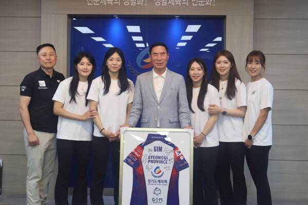 15일 열린 전국대회 우승 봉납식에서 이원성 도체육회장(가운데)과 경기도청 컬링팀이 기념 촬영을 하고 있다. 경기도체육회 제공