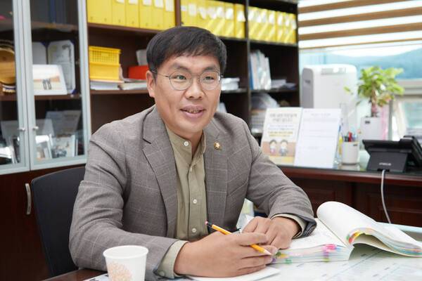 임현수 용인특례시의회 더불어민주당 대표의원이 경기일보와 인터뷰를 하고 있다. 용인특례시의회 제공