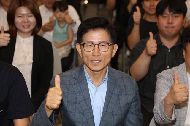 지난 대선 국민의힘 후보였던 김문수 전 고용노동부 장관이 지난 11일 오후 대구 중구의 한 카페에서 지역 청년들과 간담회를 하며 포즈를 취하고 있다. 연합뉴스