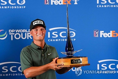 우승 트로피를 들고 기뻐하는 모우. / 사진=연합뉴스