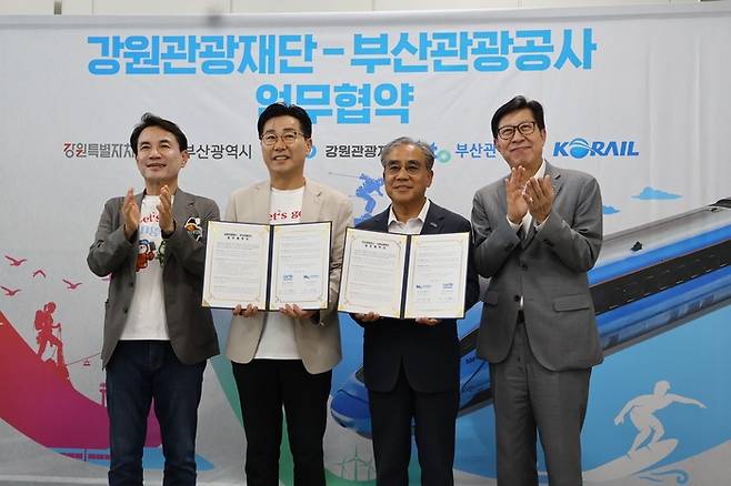 왼쪽부터 김진태 강원도지사, 최성현 강원관광재단 대표이사, 이정실 부산관광공사 사장, 박형준 부산광역시장 / 사진=부산관광공사