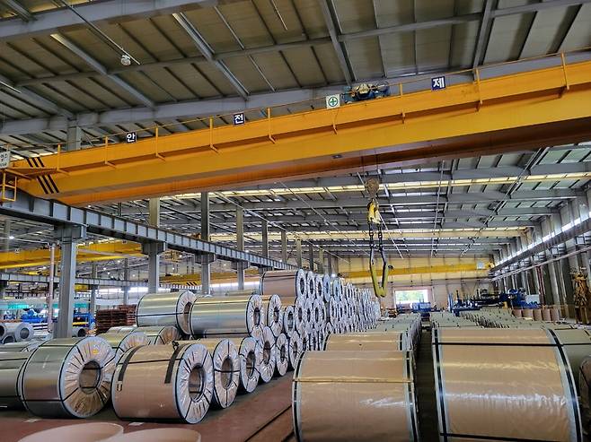 충남 아산에 위치한 대창스틸 코일가공센터에 코일이 쌓여 있다.  대창스틸