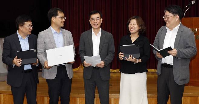 최근 매일경제 본사에서 열린 사이버 보안 좌담회에 참석한 전문가들이 토론에 앞서 기념촬영을 하고 있다. 왼쪽부터 이원태 국민대 특임교수(전 KISA 원장), 김창오 정보통신기획평가원(IITP) 정보보안 PM, 조영철 한국정보보호산업협회(KISIA) 회장, 김정녀 한국전자통신연구원(ETRI) 사이버보안연구본부장, 김동조 한컴위드 최고기술책임자(CTO).  김호영 기자