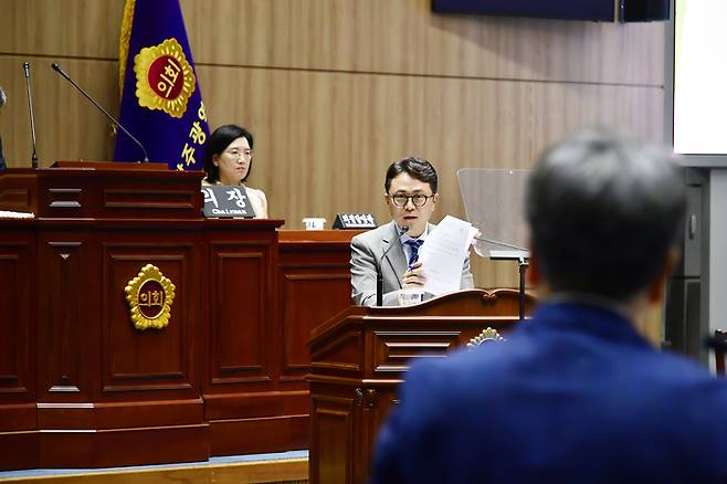 광주시의회 제334회 본회의 시정질문에서 박수기 의원(광산구5)이 15일 강기정 광주시장을 상대로 발언하고 있다. 광주시의회 제공.