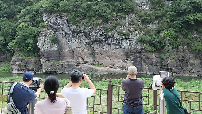 지난 13일 울산시 울주군 대곡리 반구대 암각화 전망대에서 방문객들이 유네스코 세계유산으로 등재된 암각화를 관람하고 있다. 연합뉴스
