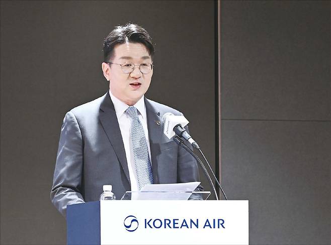 경영권 분쟁에서 백기사가 핵심 역할을 한 사례는 많다 .
한진칼도 그중 하나다. 사진은 조원태 한진그룹 회장. (항공사진기자단)