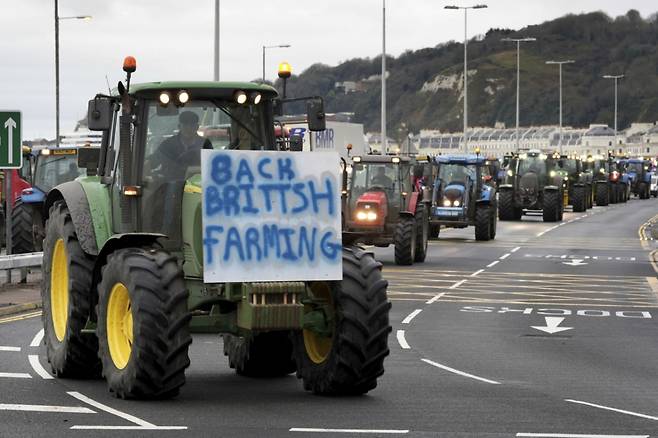 지난해 11월 27일(현지시각) 영국 도버에서 농민들이 정부의 '농장 상속세' 부과 계획에 항의하는 '느린 행진'(go-slow) 트랙터 시위를 벌이고 있다. 농민들은 정부를 향해 농업과 농촌 공동체를 “배신하지 말라”고 촉구했다. 앞서 정부는 2026년 4월부터 농업 자산 가치의 100만 파운드 초과분에 대해 20%의 상속세를 부과한다고 발표한 바 있다. /AP=뉴시스