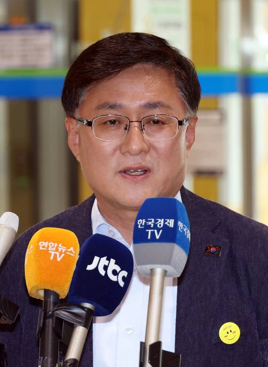 [서울=뉴시스] 고승민 기자 = 김성환 환경부 장관 후보자가 24일 서울 여의도 이룸센터에 마련된 후보자 사무실로 출근하던 중 취재진 질문에 답하고 있다. 2025.06.23. kkssmm99@newsis.com /사진=고승민