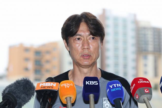 대한민국 남자 축구 국가대표팀 홍명보 감독이 지난 14일 경기 성남시 성남종합운동장에서 공개훈련에 앞서 인터뷰를 하고 있다. 한국 축구 대표팀은 15일 용인미르스타디움에서 2025 EAFF(동아시아축구연맹) E-1 챔피언십(동아시안컵) 일본과의 최종전을 치른다./사진=뉴시스