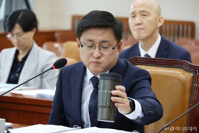 김성환 환경부 장관 후보자가 15일 오전 서울 여의도 국회  환경노동위원회 전체회의장에서 열린 인사청문회에 출석해 음료를 마시고 있다.  2025.7.15/뉴스1  Copyright (C) 뉴스1. All rights reserved. 무단 전재 및 재배포,  AI학습 이용 금지. /사진=(서울=뉴스1) 이광호 기자