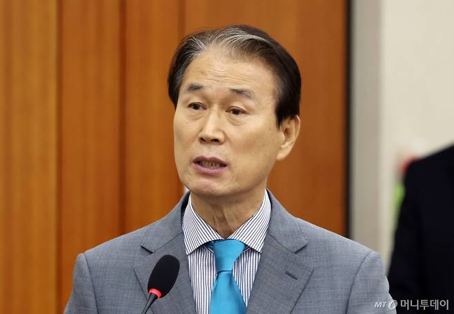 [서울=뉴시스] 고승민 기자 = 권오을 국가보훈부 장관 후보자가 15일 서울 여의도 국회에서 열린 정무위원회의 인사청문회에서 모두발언 하고 있다. 2025.07.15. kkssmm99@newsis.com /사진=고승민