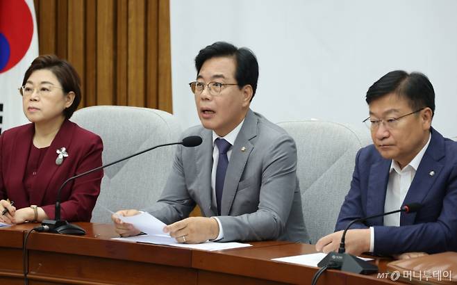 [서울=뉴시스] 고승민 기자 = 송언석 국민의힘 비상대책위원장 겸 원내대표가 15일 서울 여의도 국회에서 열린 원내대책회의에서 발언하고 있다. 2025.07.15. kkssmm99@newsis.com /사진=고승민