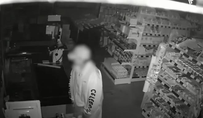 마트 운영시간에 들어와 계단에서 잠을 자다가 폐점 후 불이 꺼진 상가에서 물건을 훔친 30대가 검찰에 넘겨졌다./사진=대전경찰청