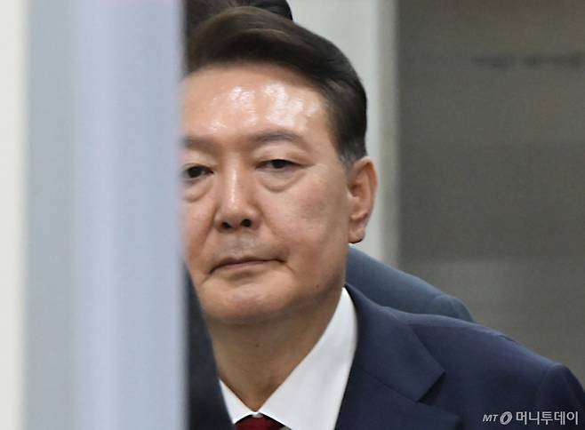 [서울=뉴시스] 사진공동취재단 = 윤석열 전 대통령이 9일 서울 서초구 서울중앙지법에서 열린 직권남용 등 혐의 영장실질심사(구속 전 피의자 심문)를 마친 뒤 대기 장소인 서울구치소로 이동하기 위해 법원을 나서고 있다.   12·3 비상계엄 사태의 '정점'으로 조은석 특별검사가 이끄는 내란 특검팀에 구속영장이 청구된 윤 전 대통령은 지난 1월 18일 내란우두머리 등 혐의 영장실질심사를 받은 지 172일 만에 재구속 기로에 서게 됐다. 2025.07.09. photo@newsis.com /사진=김선웅
