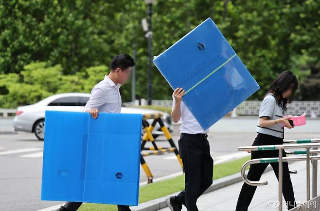 (서울=뉴스1) 오대일 기자 = '12·3 비상계엄' 관련 내란·외환 사건을 수사하는 내란특검팀이 소환 조사를 거부 중인 윤석열 전 대통령에 대한 2차 강제구인 시도를 예고한 가운데 15일 오전 서울 서초구 서울고등검찰청에 마련된 내란특검 사무실 앞에서 관계자들이 압수수색 상자를 들고 이동하고 있다.   특검팀은 두 차례의 소환 조사에 불응한 윤 전 대통령이 재차 인치 지휘에 거부할 경우 물리력을 동원한 강제 구인 절차에 나설 것으로 보인다. 2025.7.15/뉴스1  Copyright (C) 뉴스1. All rights reserved. 무단 전재 및 재배포,  AI학습 이용 금지. /사진=(서울=뉴스1) 오대일 기자