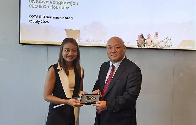 코타바이오 이재술회장(우측)이 태국 UniFAHS 키티아 봉캄잔 대표와 기념촬영을 하고 있다./사진=코타바이오(주)
