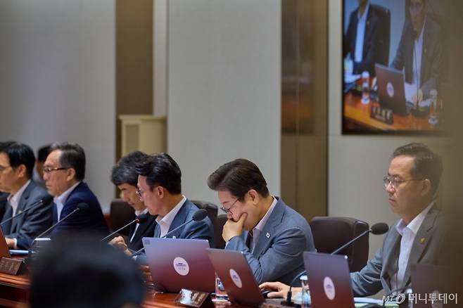 (서울=뉴스1) 이재명 기자 = 이재명 대통령이 15일 서울 용산 대통령실 청사에서 열린 국무회의에서 자료를 살펴보고 있다. (대통령실 제공. 재판매 및 DB 금지) 2025.7.15/뉴스1  Copyright (C) 뉴스1. All rights reserved. 무단 전재 및 재배포,  AI학습 이용 금지. /사진=(서울=뉴스1) 이재명 기자